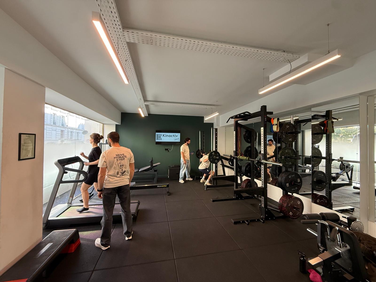 Séance de rééducation sur le plateau technique de Kinactiv Sport